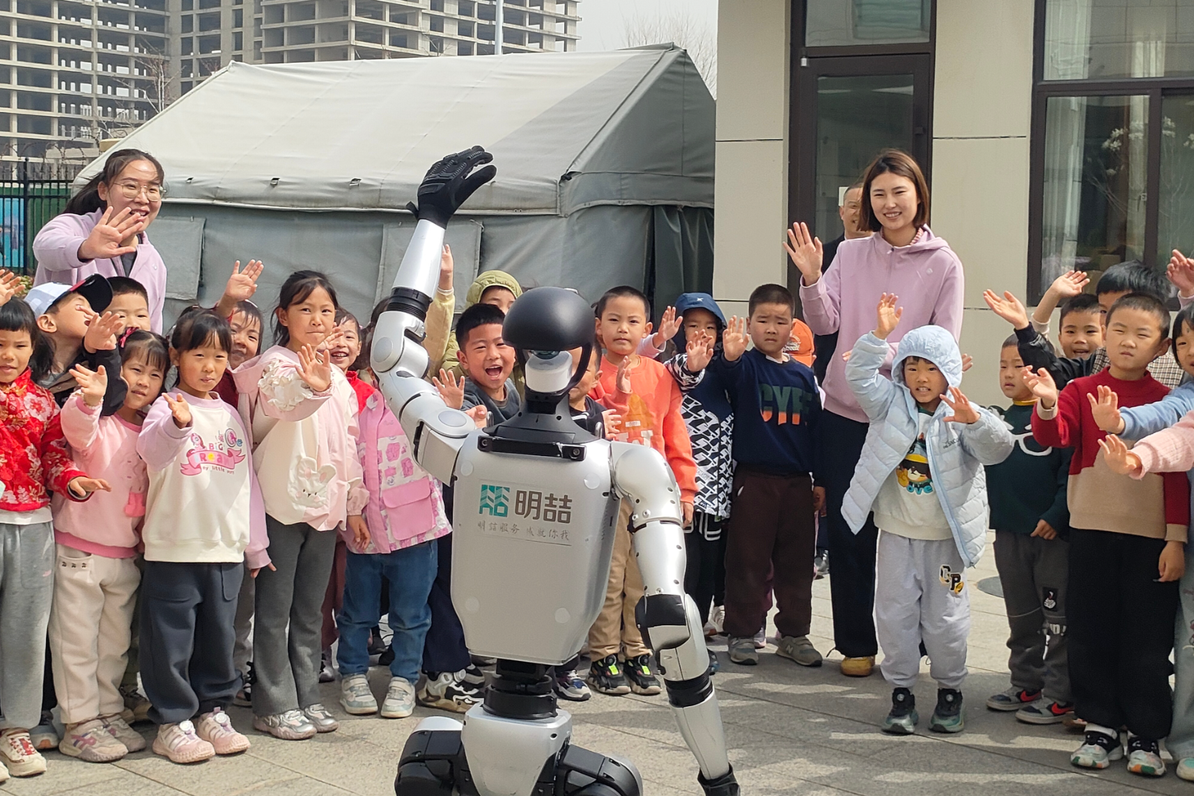“全民明星”宇樹機(jī)器人G1“現(xiàn)身”煙臺高新區(qū) 與市民共享科技魅力
